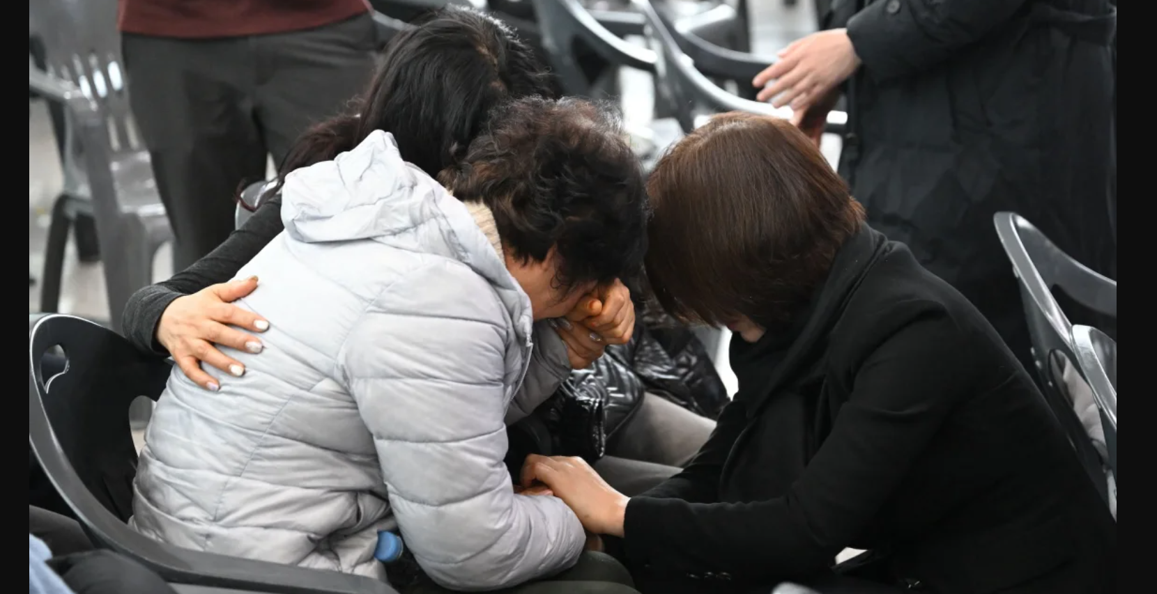 جنوبی کوریا طیارہ حادثہ،ایئر پورٹ پر لواحقین کی آہ و بکا،141 لاشوں کی شناخت