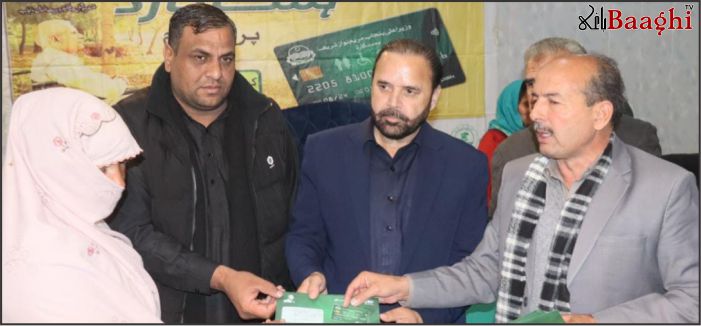 سیالکوٹ: معذور افراد کے لیے "ہمت کارڈ” کی تقسیم