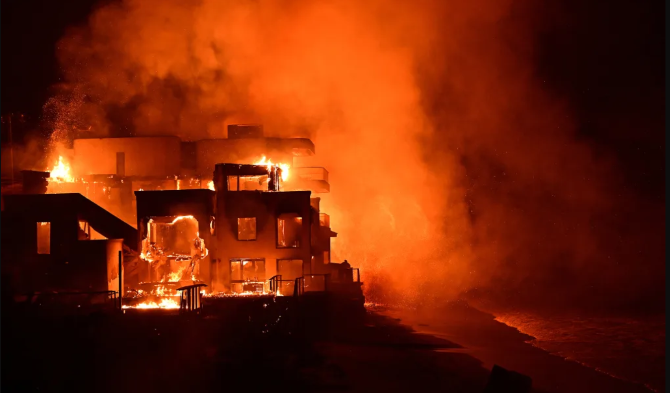 کراچی میں مشتعل افراد کا حملہ، انسدادِ تجاوزات کا ٹرک جل گیا