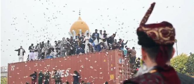 شادی پر بھائیوں نے 50 لاکھ روپے بارات میں لٹا دیے