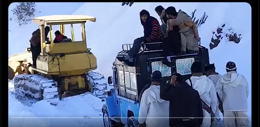 آزاد کشمیر میں شدید برفباری، پاکستان آرمی کا ریسکیو آپریشن، مسافروں کی جان بچا لی