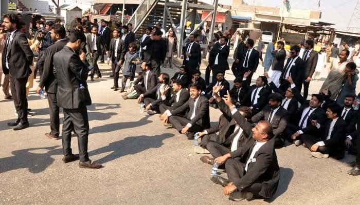 حیدرآباد: وکلا کا دھرنا 24 گھنٹے سے جاری، ٹریفک کی روانی متاثر