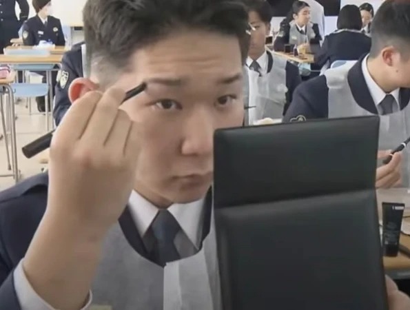 جاپان میں پولیس اہلکاروں کو میک اپ کا طریقہ سکھایا جانے لگا