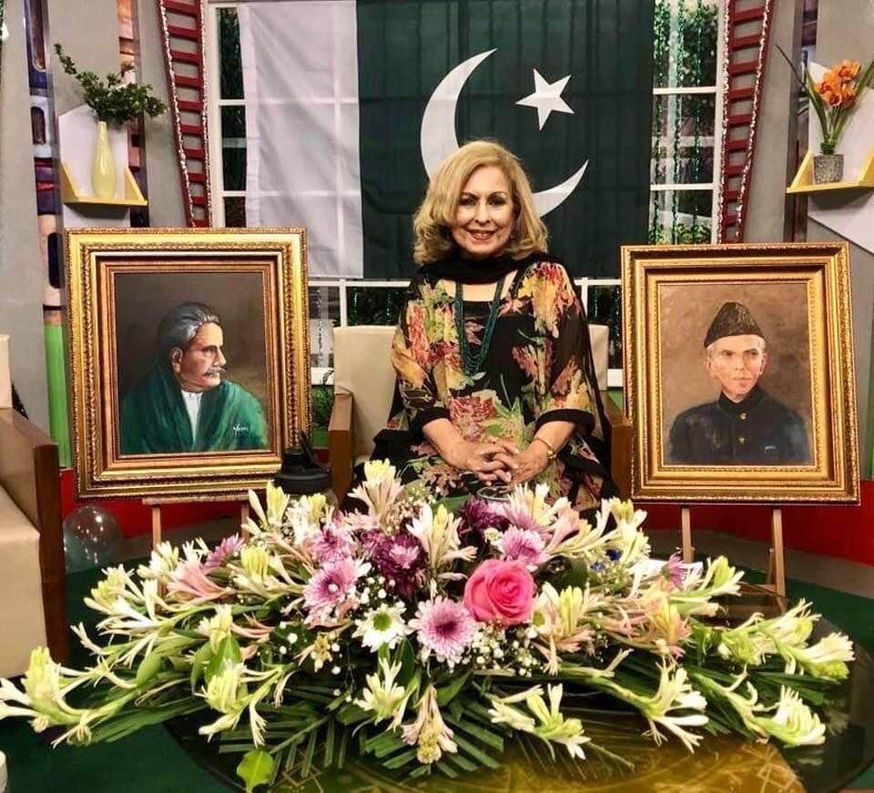 یاسمین صاحبہ اپنی بنائی پیٹنگز کے ساتھ