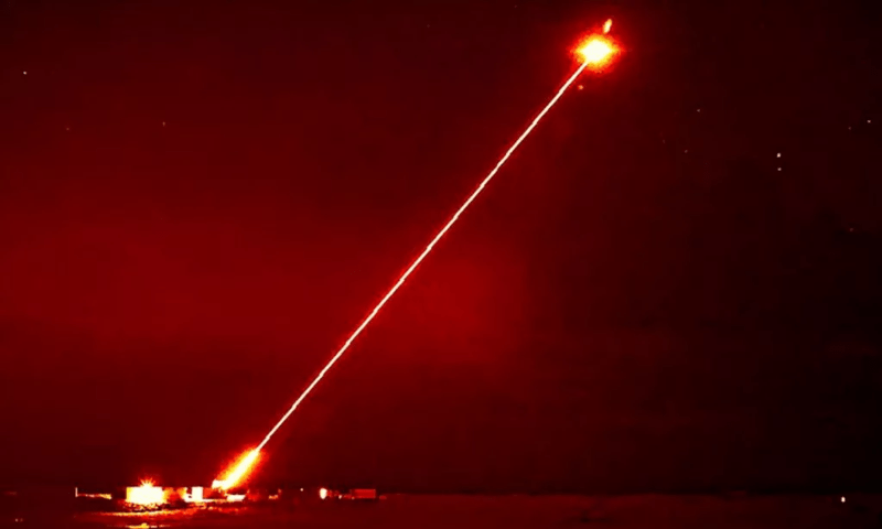 امریکا کا نیا اور طاقتور لیزر ہتھیار جو  ڈرونز اور میزائلوں کو پگھلا کر اُنہیں تباہ کر سکتا ہے