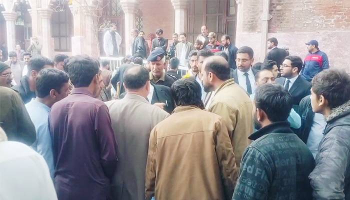 لاہور ہائیکورٹ، کیس ہارنے پر متاثرہ شخص نے خود کو آگ لگا لی