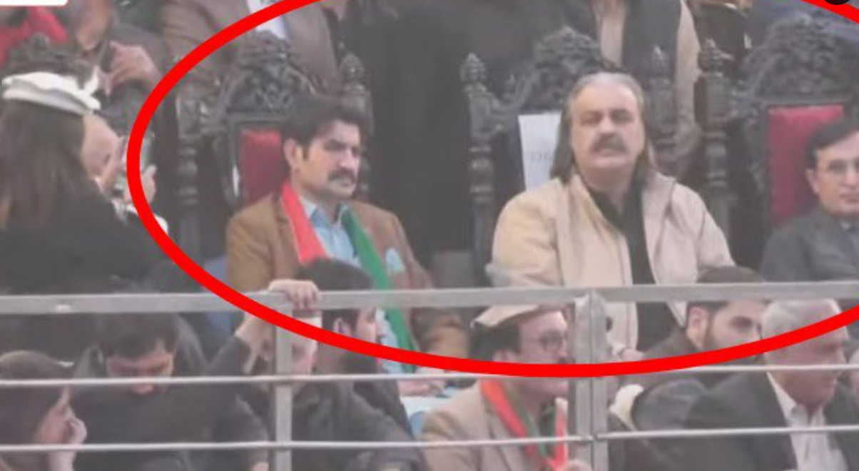 صوابی جلسہ،شیر افضل مروت کی انٹری،پی ٹی آئی کارکنان کا بھرپور استقبال