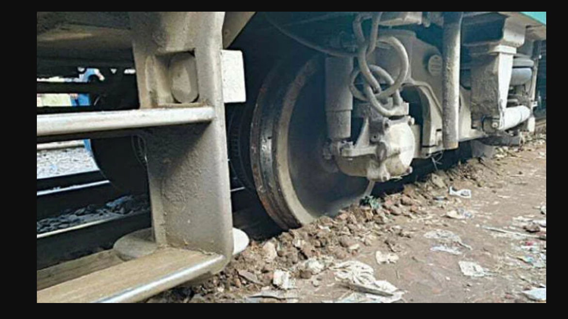 ڈہرکی کے قریب مال گاڑی پٹری سے اتر گئی،ٹرینیں تاخیر کا شکار