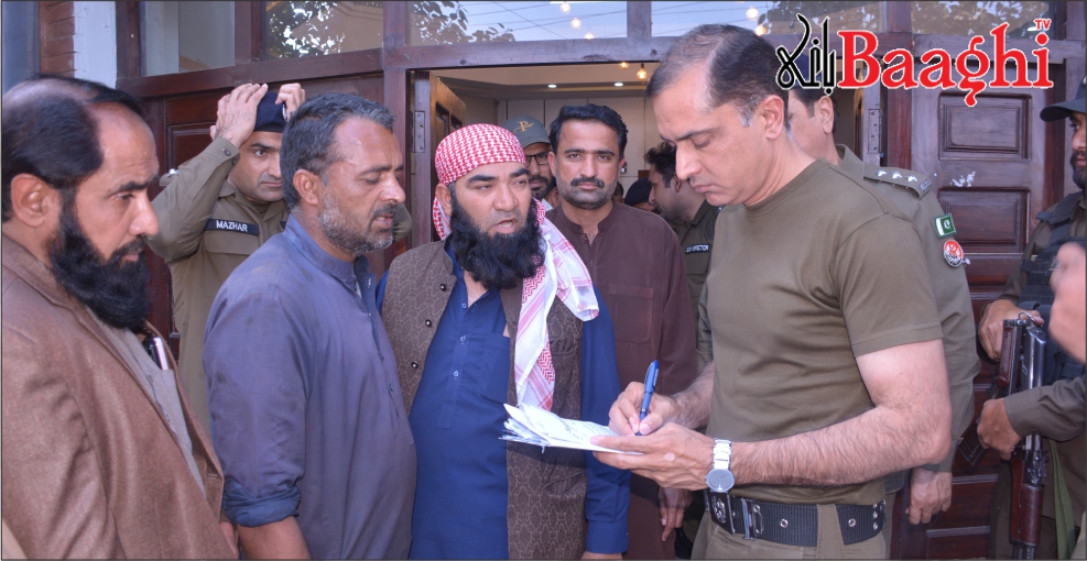 حافظ آباد:ڈی پی او   کی تھانہ ونیکی تارڑ میں کھلی کچہری، موقع پر احکامات