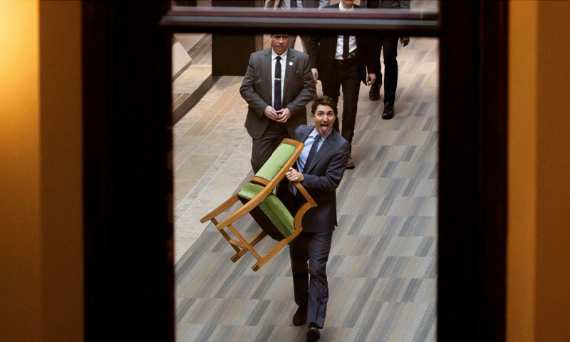 وزیرِاعظم جسٹن ٹروڈو پارلیمنٹ ہاؤس سے اپنی کُرسی بھی اُٹھا کر لے گئے