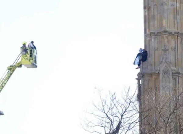 نوجوان فلسطینی پرچم لے کر  لندن کے  بگ بین ٹاور پر چڑھ گیا