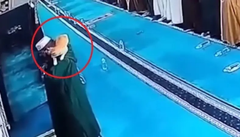 نماز کی امامت کے دوران بلی  امام کے کندھے پر چڑھ گئی