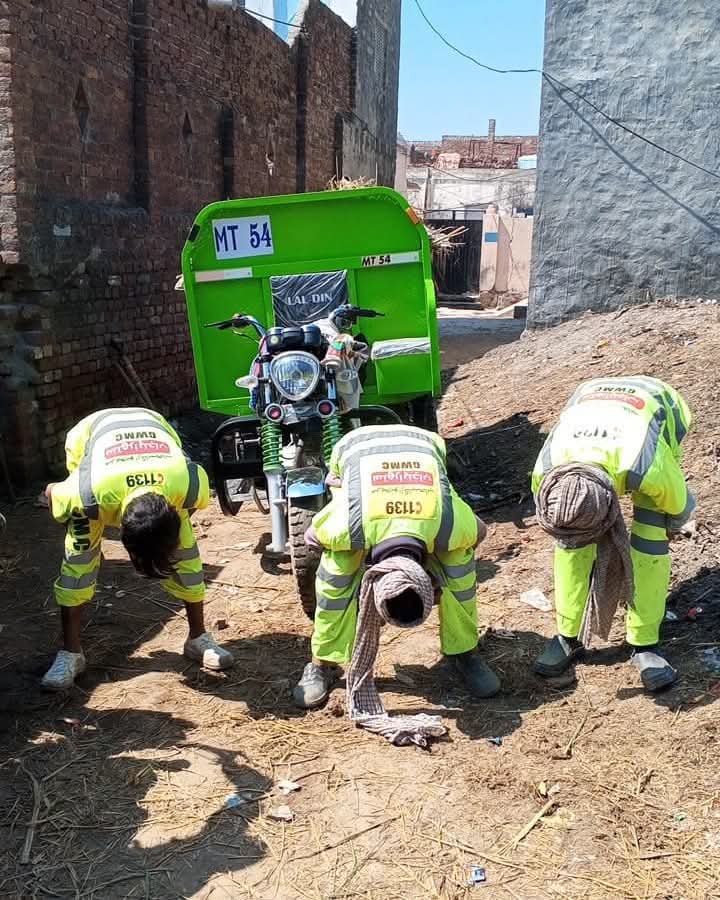 گھر کے سامنے صفائی نہ کرنے پر بااثر شخص نےتین سینیٹری ورکرز کو مرغا بنا دیا