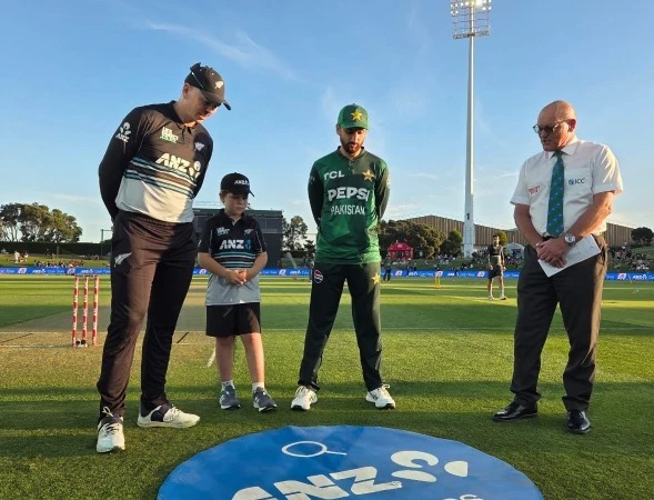 چوتھا ٹی ٹوئنٹی: پاکستان کا نیوزی لینڈ کیخلاف ٹاس جیت کر فیلڈنگ کا فیصلہ