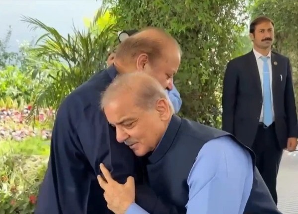 وزیراعظم کی اہلخانہ کے ہمراہ جاتی امرا آمد