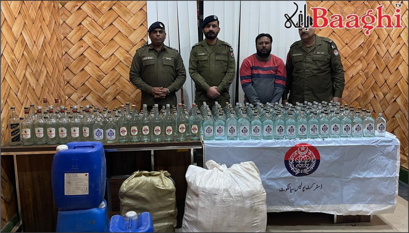 سیالکوٹ: پولیس کا  کریک ڈاؤن، 502 بوتلیں ولائتی شراب برآمد،ملزم گرفتار