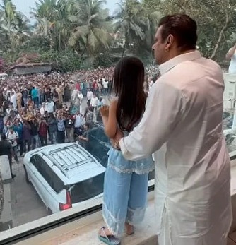 سلمان خان کی بلٹ پروف شیشے کے پیچھے سےمداحوں کو عید کی مبارکباد