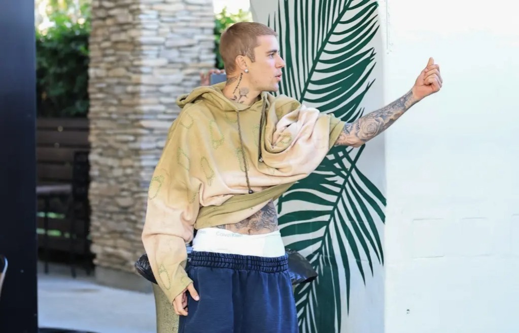 جسٹن بیبر کی پاپارازی  سے بدسلوکی،مداحوں کی شدید تنقید