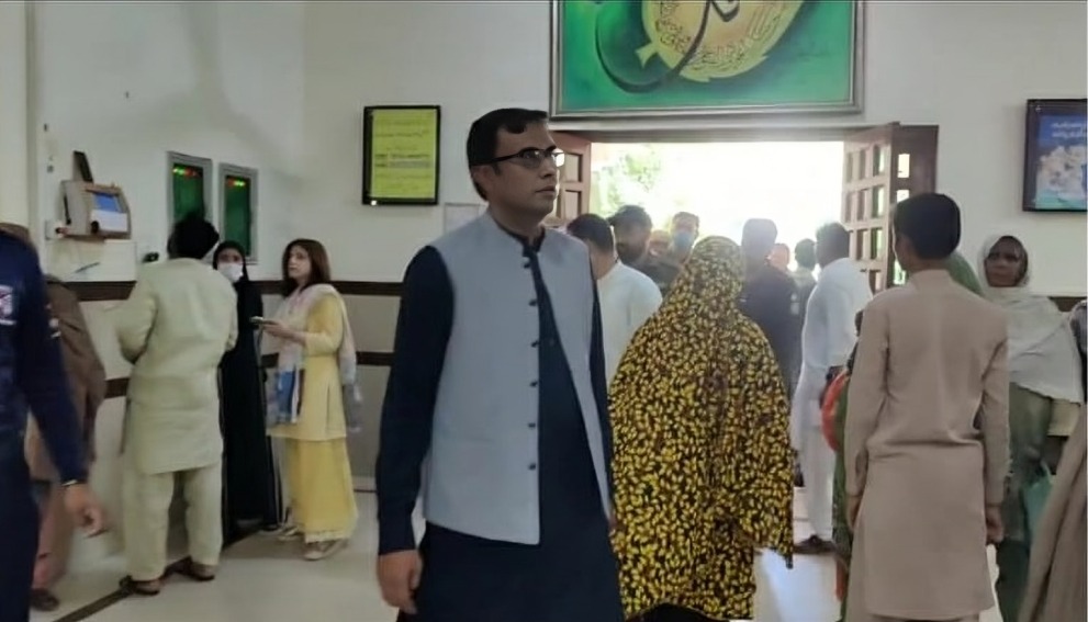 ننکانہ: ڈپٹی کمشنراچانک ہسپتال پہنچ گئے، پرچی کاؤنٹر بند ملنے پر انتظامیہ کی سرزنش