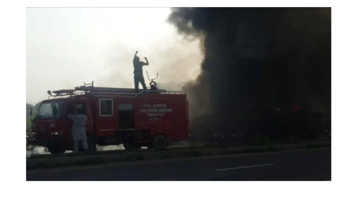 فیصل آباد، پیٹرول پمپ پر  آتشزدگی، آئل ٹینکر اور دو کوسٹر بسیں جل کر خاکستر