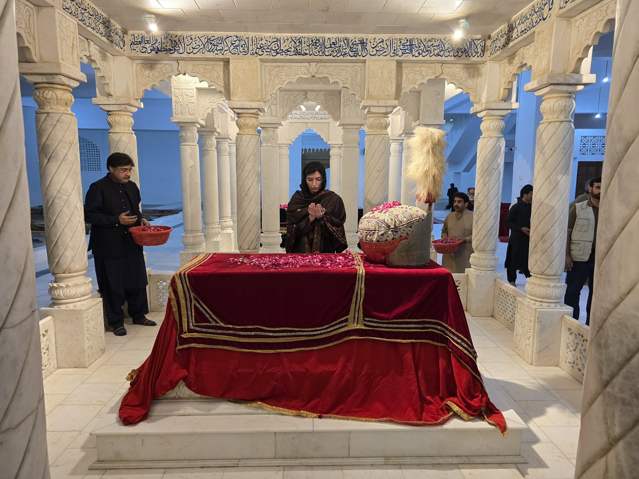 آصفہ کا گڑھی خدا بخش کا دورہ، والدہ بینظیر کی قبر پر حاضری