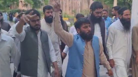 اسلام آباد،مشتعل پاکستانی بھارتی ہائی کمیشن پہنچ گئے،داخلے کی کوشش