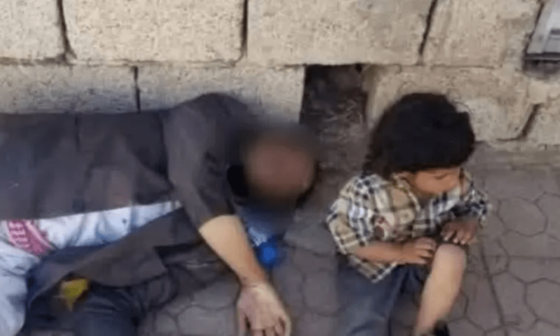 یمنی شہری کی اپنے بچے کے سامنے بھوک سے مرنے کی ویڈیو نے دنیا کو ہلا دیا