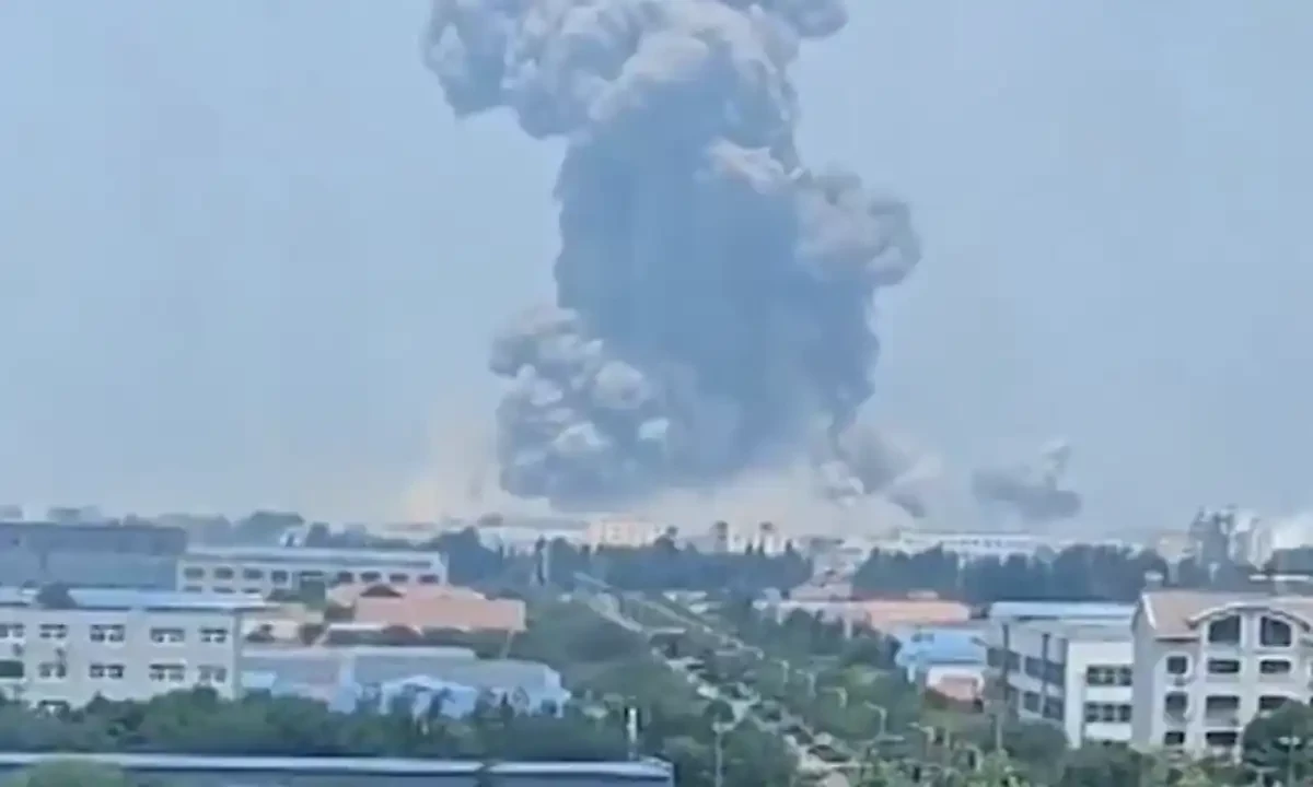 چین کی فیکٹری میں ہولناک دھماکا، قریبی عمارتوں کی کھڑ کیاں ٹوٹ گئیں