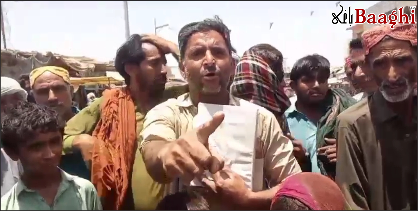 تنگوانی: شہری کا بچوں سمیت قرآن پاک اٹھا کر احتجاج، روزگار چھیننے کا الزام