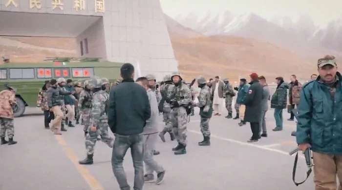 پاکستانی اور چینی فوجیوں کا پاک چین سرحد پر رقص، ویڈیو