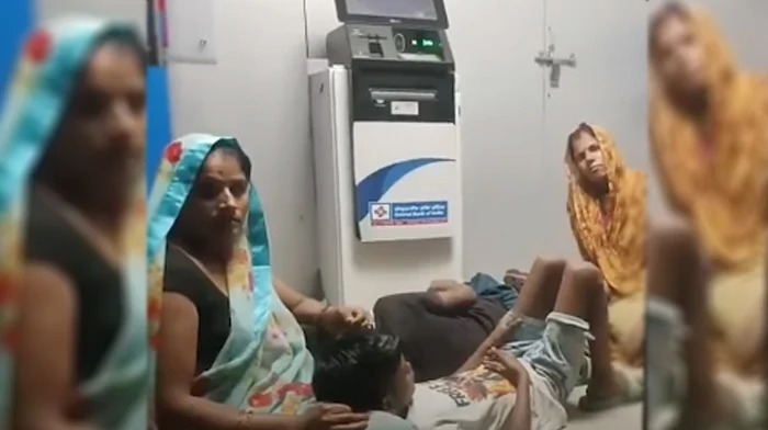 بھارت میں گرمی اور لوڈشیڈنگ کے ستائے خاندان نے اے ٹی ایم بوتھ میں ڈیرے ڈال لیے