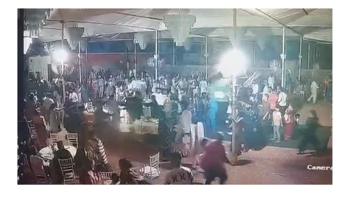 شادی ہال میں دلہا اور دلہن کے رشتہ داروں میں شدید جھگڑا، پولیس اہلکار زخمی