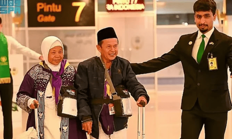 40 سال تک صفائی کرنیوالا  انڈونیشین  بزرگ جوڑا حج کرنے پہنچ گیا