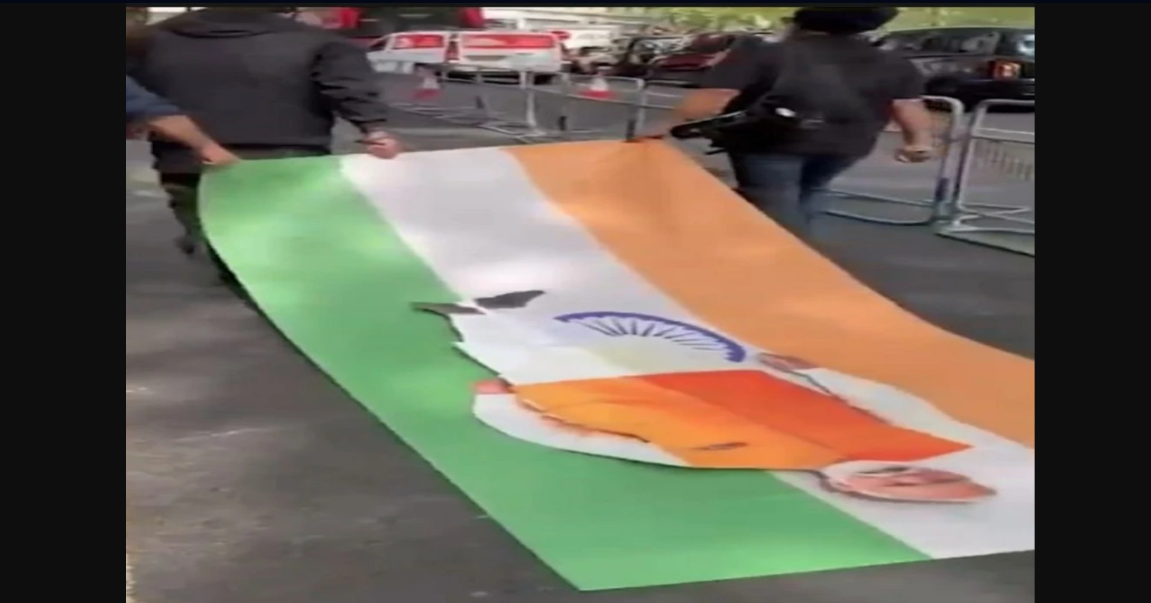 لندن میں سکھ برادری کا   مودی  کے خلاف شدید احتجاج،تصویر پھاڑ دی