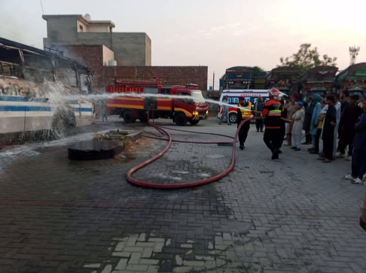 بند پیٹرول پمپ پر کھڑی بس کو آگ لگ گئی،دوسری بھی لپٹ میں