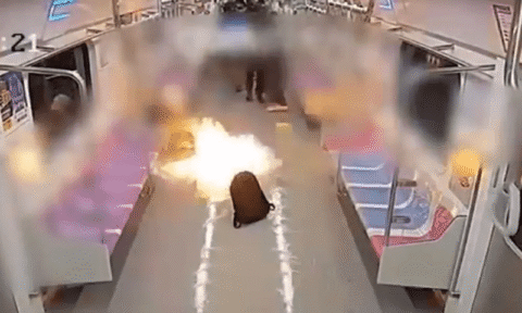 طلاق سے غصہ شخص نے چلتی ٹرین کو آگ لگا دی