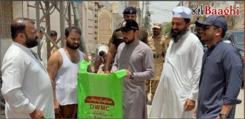 ڈیرہ غازیخان: ڈپٹی کمشنر کا عید پر صفائی انتظامات کا جائزہ، بیگز تقسیم، شہری مطمئن