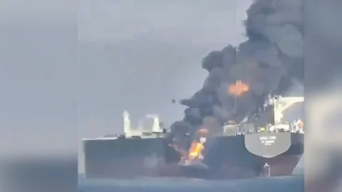 خلیجِ عمان میں دو آئل ٹینکرز آپس میں ٹکرا گئے، آگ بھڑک اُٹھی