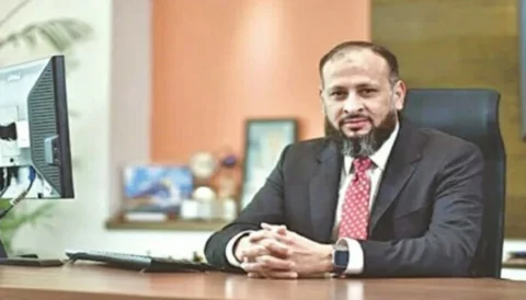 مونس علوی کو عہدے سے ہٹائے جانے کا فیصلہ معطل