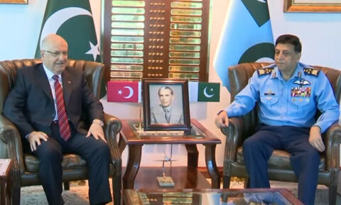 پاک فضائیہ کے سربراہ سے ترک وزیر دفاع کی ملاقات