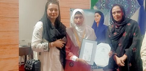 سیالکوٹ: فاطمہ شیراز نے 1187 نمبر لے کر گوجرانوالہ بورڈ میں پہلی پوزیشن حاصل کر لی