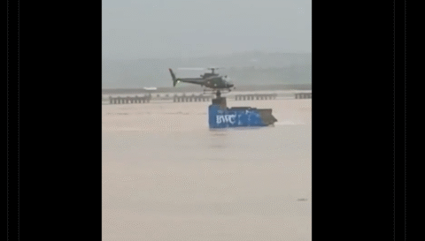 چکری موٹروے انٹرچینج کے قریب پاک فوج کا ہنگامی آپریشن، آرمی ایوی ایشن کے ہیلی کاپٹر نے ایک خاندان کو سیلابی ریلے سے بچا لیا