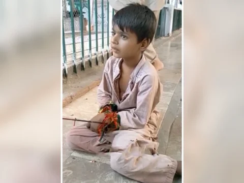 کمسن بچے کو زنجیروں سے باندھ کر بھیک منگوانے والا ملنگ گرفتار