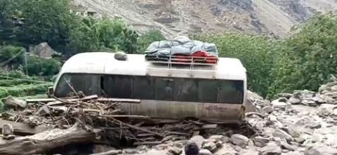 بابوسر میں سیلاب کی تباہی: 3 سیاح جاں بحق، 15 لاپتا، ریسکیو آپریشن جاری