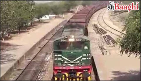 میرپور ماتھیلو: مال بردار ٹرین کا انجن اور چار بوگیاں پٹری سے اتر گئیں، متعدد ٹرینیں متاثر، اپ ٹریک بحال