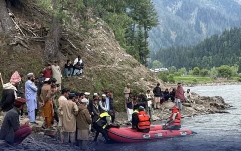 وادی نیلم میں سیاحوں کی گاڑی دریا میں جاگری، پانچ خواتین سمیت 6 جاں بحق