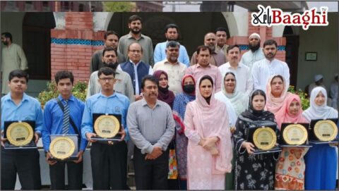 سیالکوٹ: میٹرک میں نمایاں طلبہ کے اعزاز میں پروقار تقریب، ڈپٹی کمشنر نے شیلڈز سے نوازا