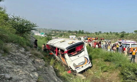 راولپنڈی سے لاہور جانے والی بس ٹائر پھٹنے کے باعث الٹ گئی، 8افراد جاں بحق