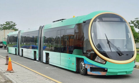 چین سے پہلی الیکٹرک ٹرام لاہور پہنچ گئی