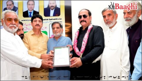 سیالکوٹ: لیبر افسران کی خدمات کے اعتراف میں پروقار تقریب، یادگاری شیلڈز اور ظہرانہ پیش